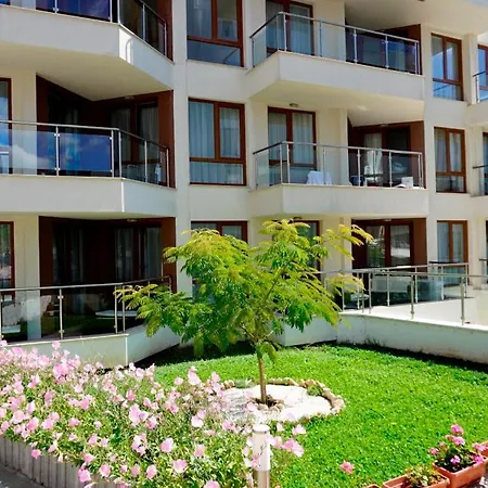 Wonderful One Bedroom First Line To The Sea 비알라